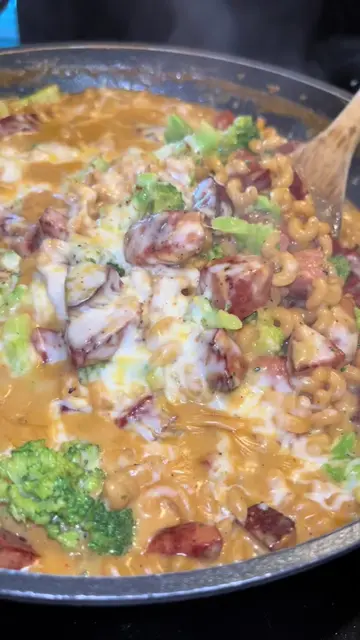 One pot cheesy sausage & broccoli pasta. Another quick and easy dinner! #CookWit