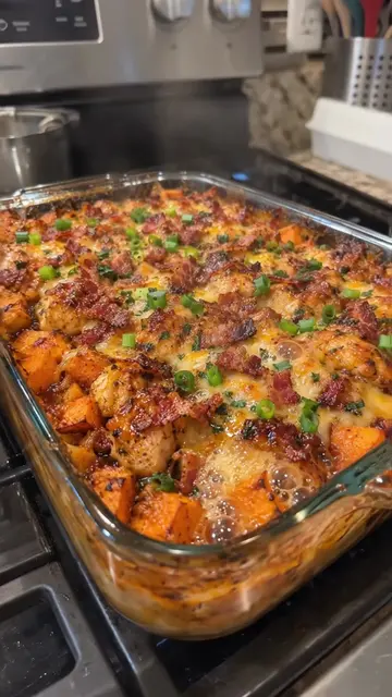 🍗🍯 Maple Bourbon Bacon Chicken & Sweet Potato Bake 🥓🍠 😍 Full recipe is on m
