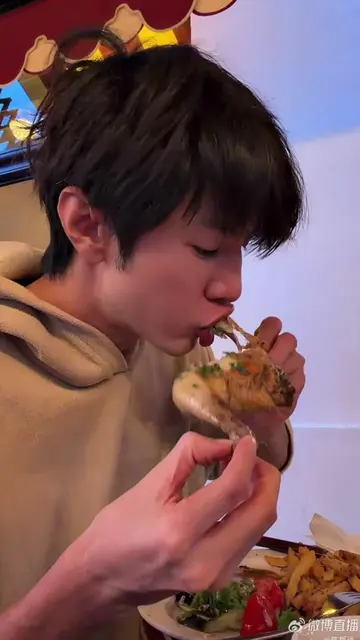 เรื่องกิน คือ อันดับหนึ่ง กินดุ กินแซ่บ พิซซ่าเอาทั้งชิ้น 5555 ไก่เล็มจนเรียบ #c