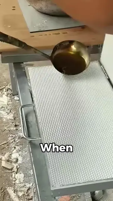 This Sheet Helps Bees Build Perfect Honeycombs 🍯