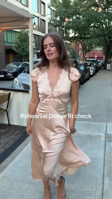 Not my father Inlaw watching from inside the restaurant 🤦🏻‍♀️ #rehersaldinner 