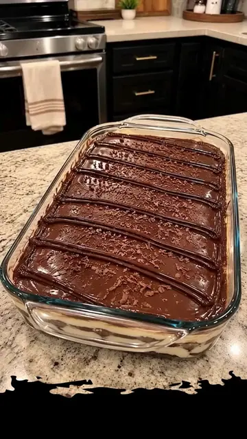 No-Bake Chocolate Éclair Cake 😍 Layered with crisp graham crackers, creamy vani