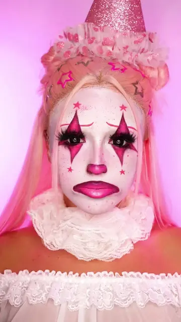You know it’s Halloween when I do this transition👀🤡  #HalloweenMakeup #Makeup 