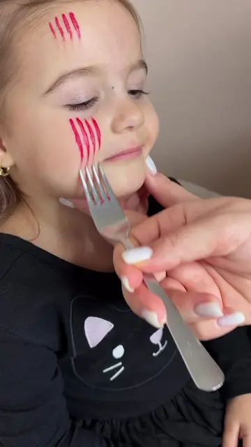 💄Scary cute Halloween look 🐈‍⬛👻🖤 #LifeHack #halloween #momhack #makeup 