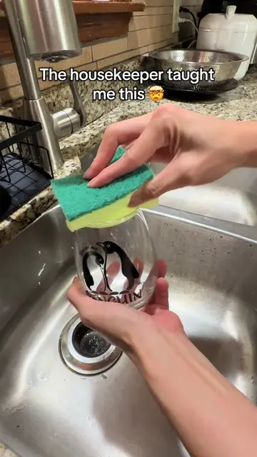 The housekeeper taught me this 🤯 #lifehacks #kitchenlifehack #tiktokhacks #vira