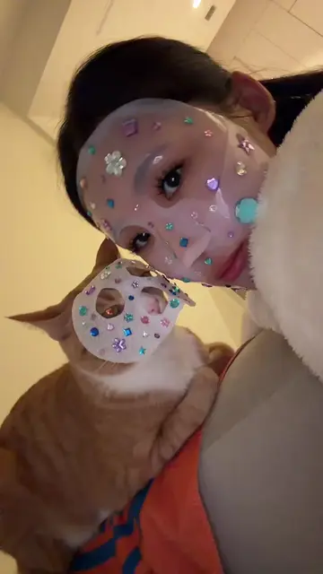 Carrot loves doing facemasks #bedazzled #facemask #cat 