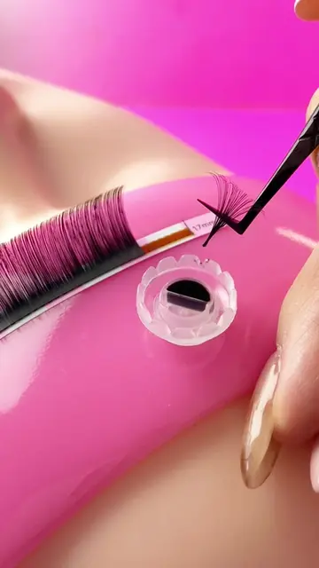 Let Cashmere bloom again. 🌸✨ One pull. One fluffy fan. 💕 Pure lash satisfactio