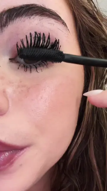 This mascara is so beautiful I’m so obsessed #trending #essencemascara #clumpyma