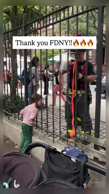 🇺🇲 NYFD gently pries a kid’s head out of vertical bars at the park… And quietl
