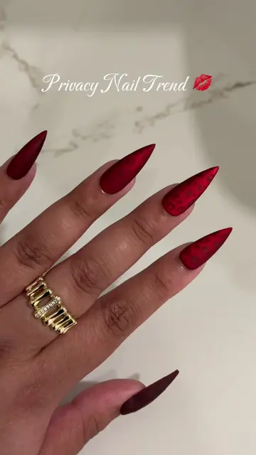 Loving these privacy nails  Even prettier in person and so velvety! 😍 Shape: No