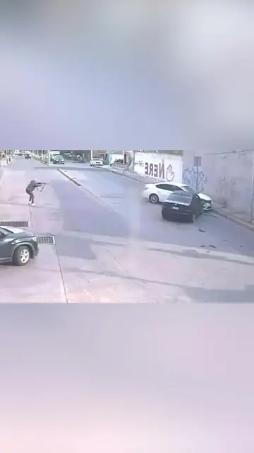 Cámara de seguridad capta el momento en que una persecución entre dos automóvile