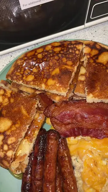 Ik the cheesy eggs look weird, but I promise yall they hittin😩😩‼️‼️ exciting o
