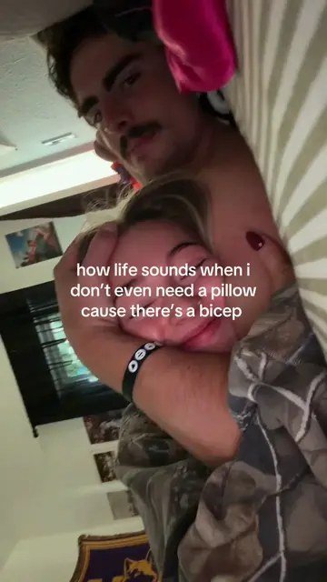 can you flex rq i need to film a tik tok 😔😜😜😜 #biceps #inlove #bf #couple #i