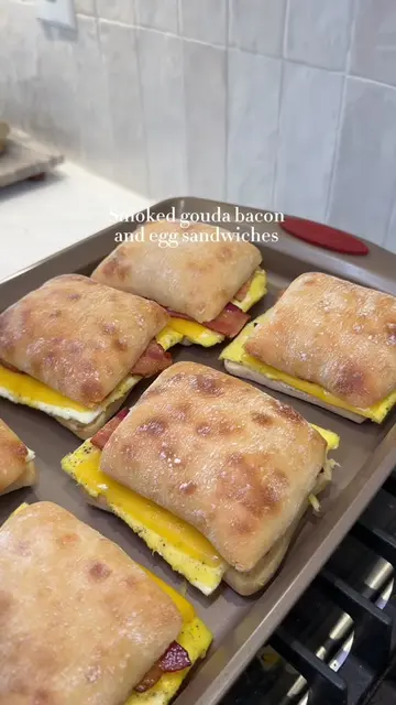 Weekly meal prep!! 🍳🥒🍌 BACON & EGG SANDWICHES  - add 6 eggs to a bowl  - spla