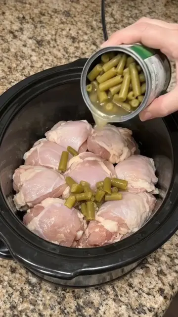 The Ultimate Slow Cooker 4-Ingredient Chicken and Green Beans! 🍗🟢✨
 The cozies