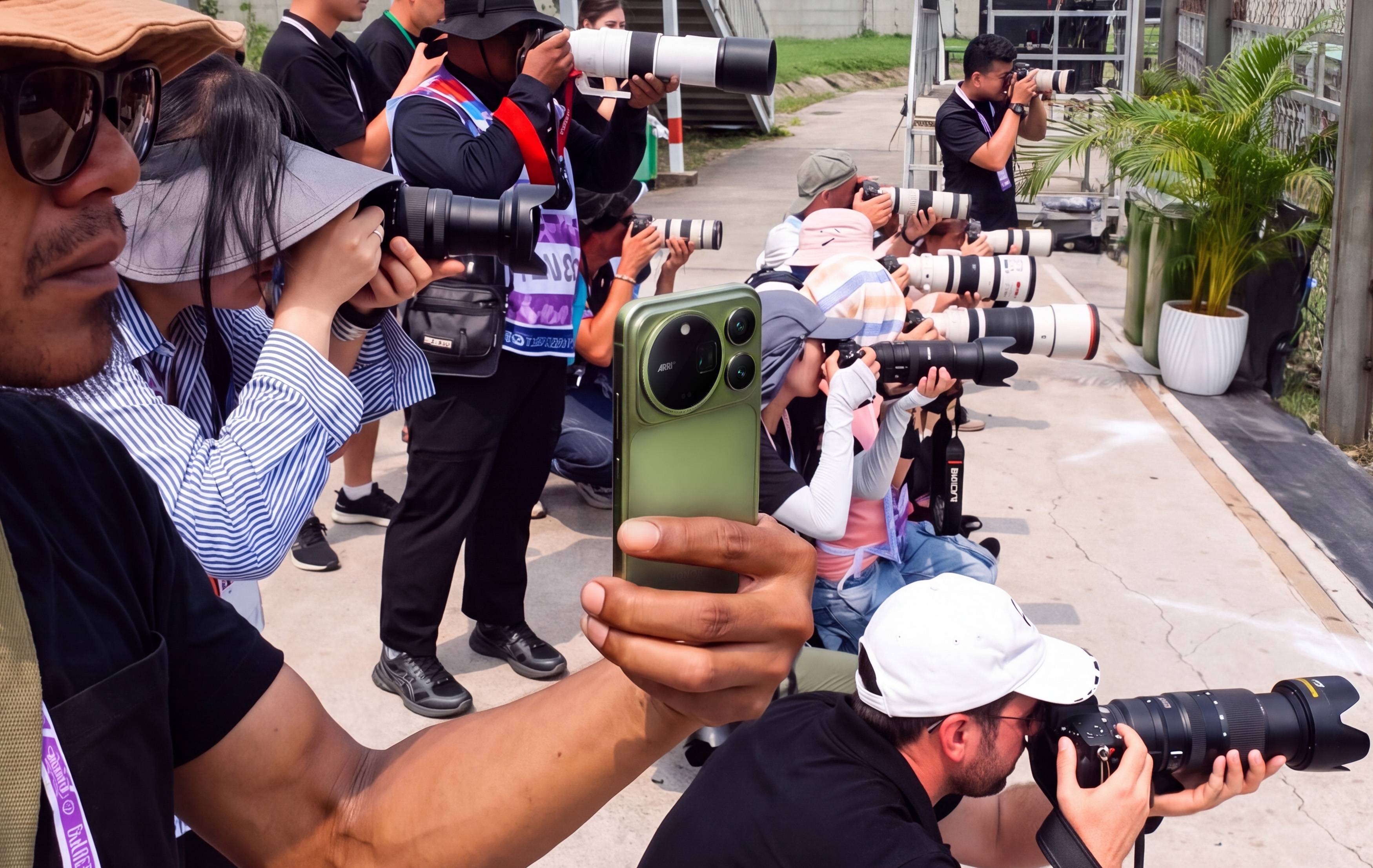 At Sepang, surrounded by bazooka lenses... bro really pulled out a phone. 💀 But