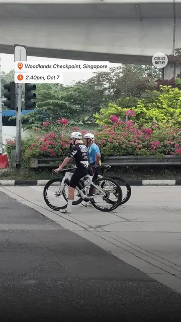BRB trying to catch up with Valtteri Bottas 🚴💨 #sgnews #Singapore #cycling #Ca