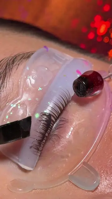 When you're a lash artist but apparently also a sommelier 🍷😂 POV: the lashes a