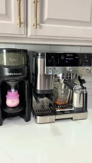 Faithful to our morning routine! 🩷🍼🤝🏼☕️💫 #baby #babybrezza #coffee #routine