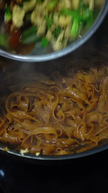 PAD SEE EW 🇹🇭🍜 Easily one of my favourite noodle dishes of all time — the onl