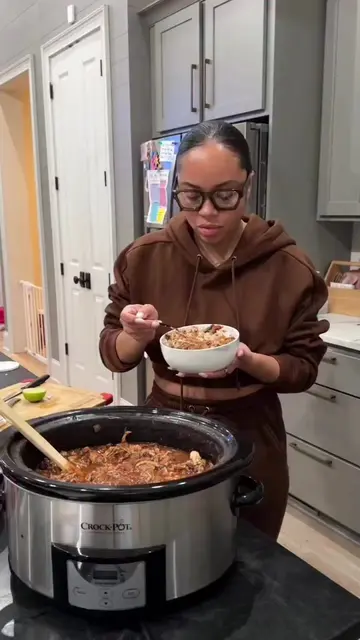 Jerk chicken meets cozy chili! 🍗🌶️🥣🔥 This crockpot jerk chicken chili is pac