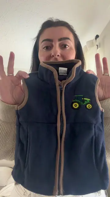 🚜 This is SUCH a cute little find for autumn/winter! 🤎 If you’ve got a tractor