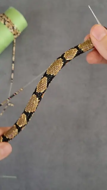 New bead crochet snake 🐍 #crochet #snake #beadedjewelry #crochetersoftiktok #DI