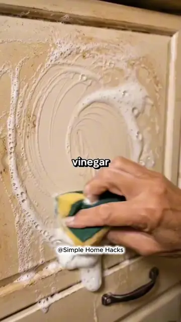 🧴🌟 White Vinegar Is a Cleaning Secret Weapon! Try These Easy DIY Home Hacks! �