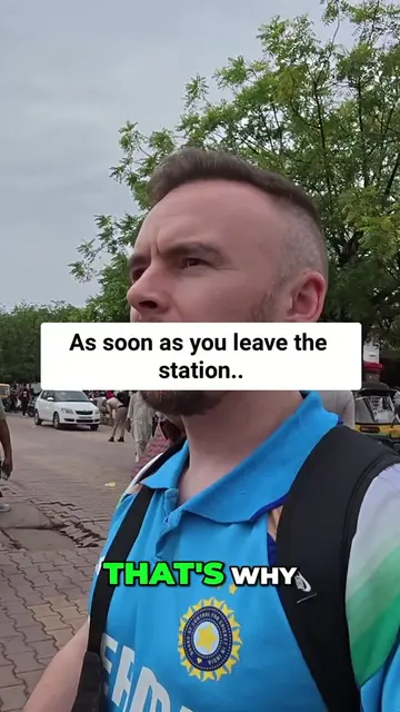 100 rupees to the Taj Mahal? He says he'll take me to the east gate. Let's see i