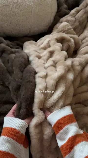 the best kind of mornings ☁️🤎 #blanket #comfrt #morningroutine #cozy #cozyathom
