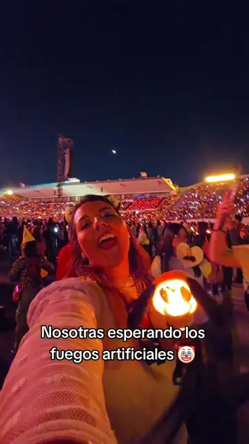 asi quedamos ayer esperando los fuegos artificiales en el dia 1 de concierto de 