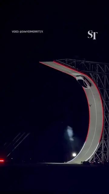 😲 Tesla has unveiled a new "flying" Roadster EV powered with SpaceX rocket-styl