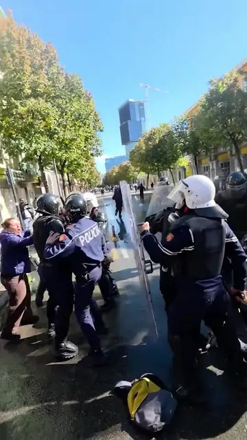 Imágenes exhiben la brutalidad policial contra estudiantes en Tirana, Albania, q
