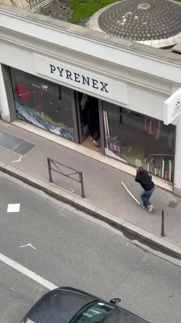 Saquean una tienda de la marca Pyrenex en Lyon, Francia. Según el reporte difund