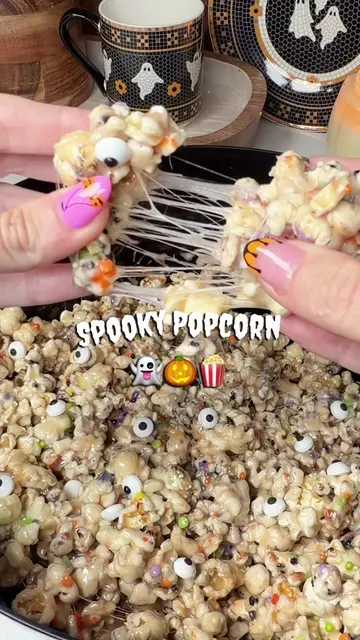 Such a fun Halloween treat to make with the kids! 🎃👻 This Halloween popcorn is