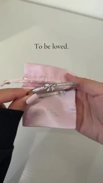 This engraved bangle is just EVERYTHINGGGG😭 #jewellery #silver #personalizedgif