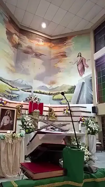 Sacerdote fallece al caerle una cruz de madera durante una misa en el sur de Gua
