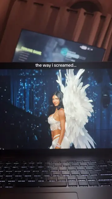 oh my god. the way i screamed in shock @Kylie Jenner  #vsfashionshow #vsfashions