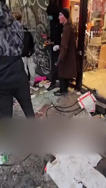 "Stop! Why are you doing this?" A woman tried to stop looters from breaking into