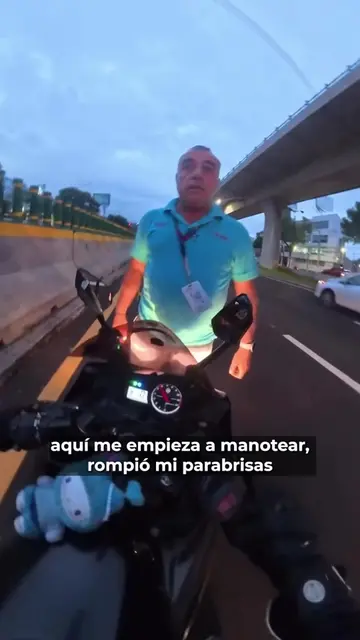 La motociclista Rosario Morado acusó en redes sociales que un conductor la agred