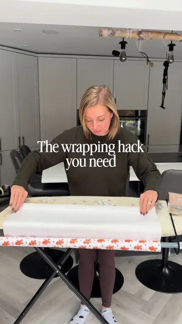 This may be one of my favourite Christmas hacks 🎅🙌 An ironing board, two coat 