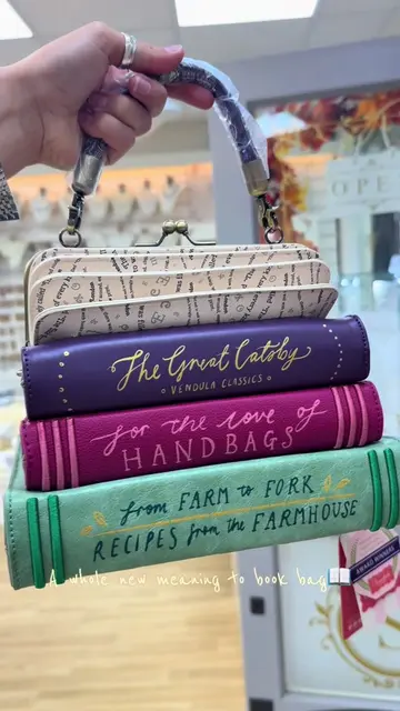 When we say book bag we literally mean… a book. Handbag. 🤭✨📚 #vendulalondon #v