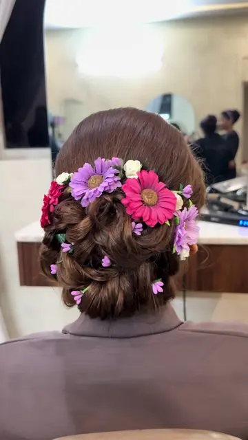 A floral bun will ALWAYS have our hearts! 🤍✨ If there’s one hairstyle that can 