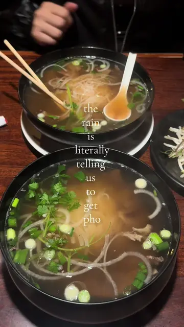 LOOK AT THAT STEAM 😩🍜 tell me this isn’t the perfect rainy day meal #Pho #Rain