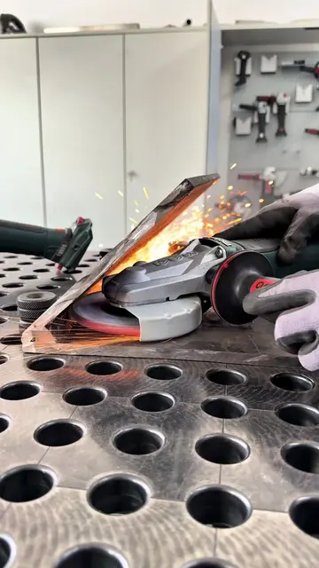 💥 43° angle access, 1,100W equivalent cordless power and a blade that stops in 