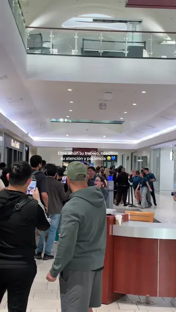 Estábamos formados por el lanzamiento del iPhone Duo y salieron todos emocionado