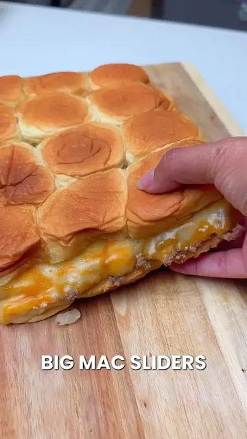 Big Mac Cheeseburger Sliders #cheesyburgersliders #burgersliders #hawaiianrolls 