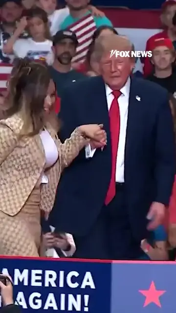 "We love Trump, we love Trump!" ⠀ Nicki Minaj takes the stage at President Trump